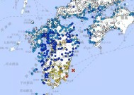 日本地震现场:7.1级地震震动城镇后，人们对海啸的恐惧